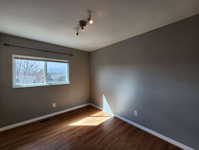 Building Photo - Beautiful 3 Bedroom Home In Great Neighborhood!