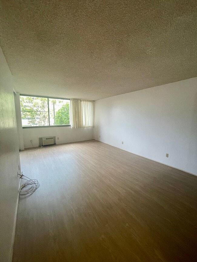 Building Photo - Kukui Plaza- Diamond Head Tower - 1 Bedroo...