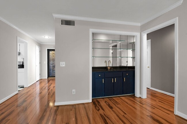 Building Photo - **A RARE FIND - GREEN HILLS CONDO WITH QUI...