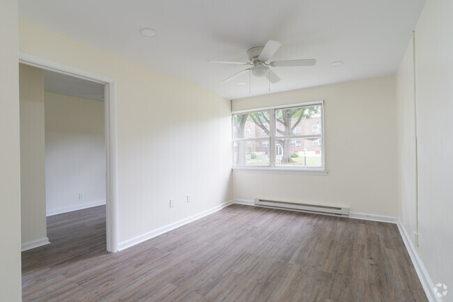 2BR, 1BA - 700SF Living Room - Greene Tree Apartments