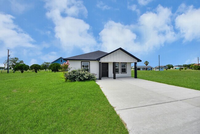 Building Photo - 688 Swallow Dr