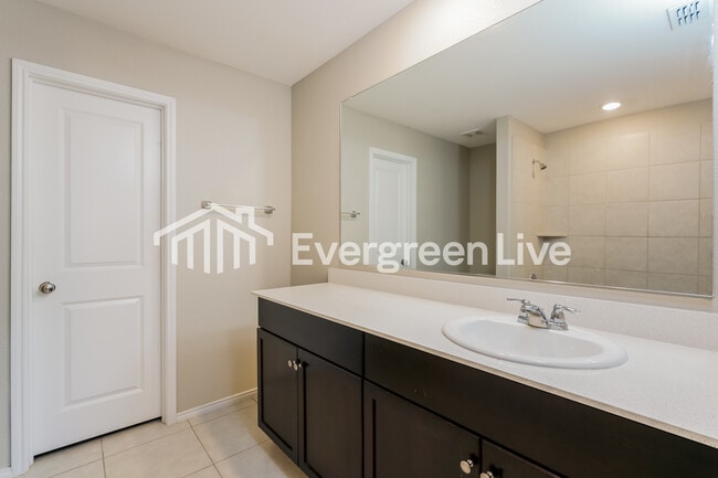 Building Photo - 1033 Crestview Dr