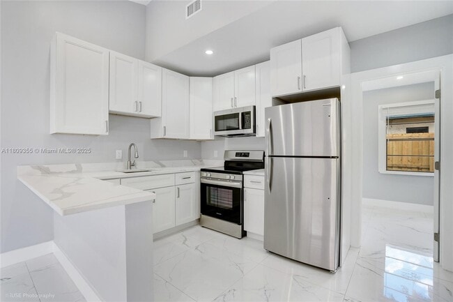 Building Photo - 907 SW 15th Terrace
