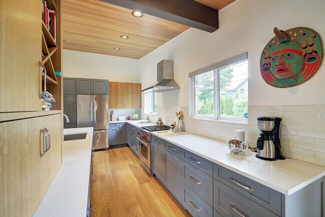Building Photo - 4Bd/2.5Ba Seattle Home