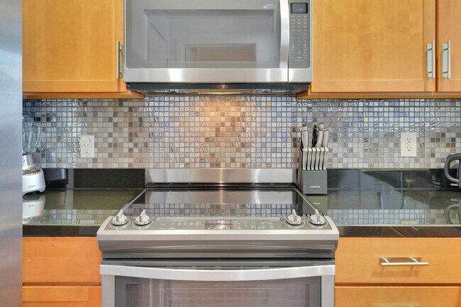 Building Photo - 355 Berry St