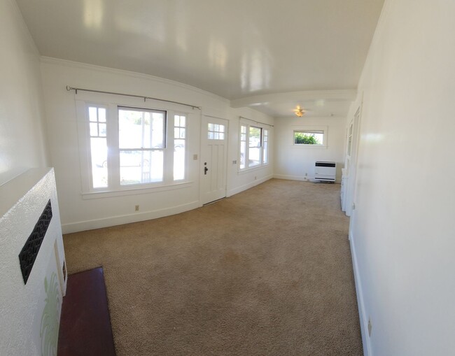 Building Photo - Cute standalone Bungalow in SLO!