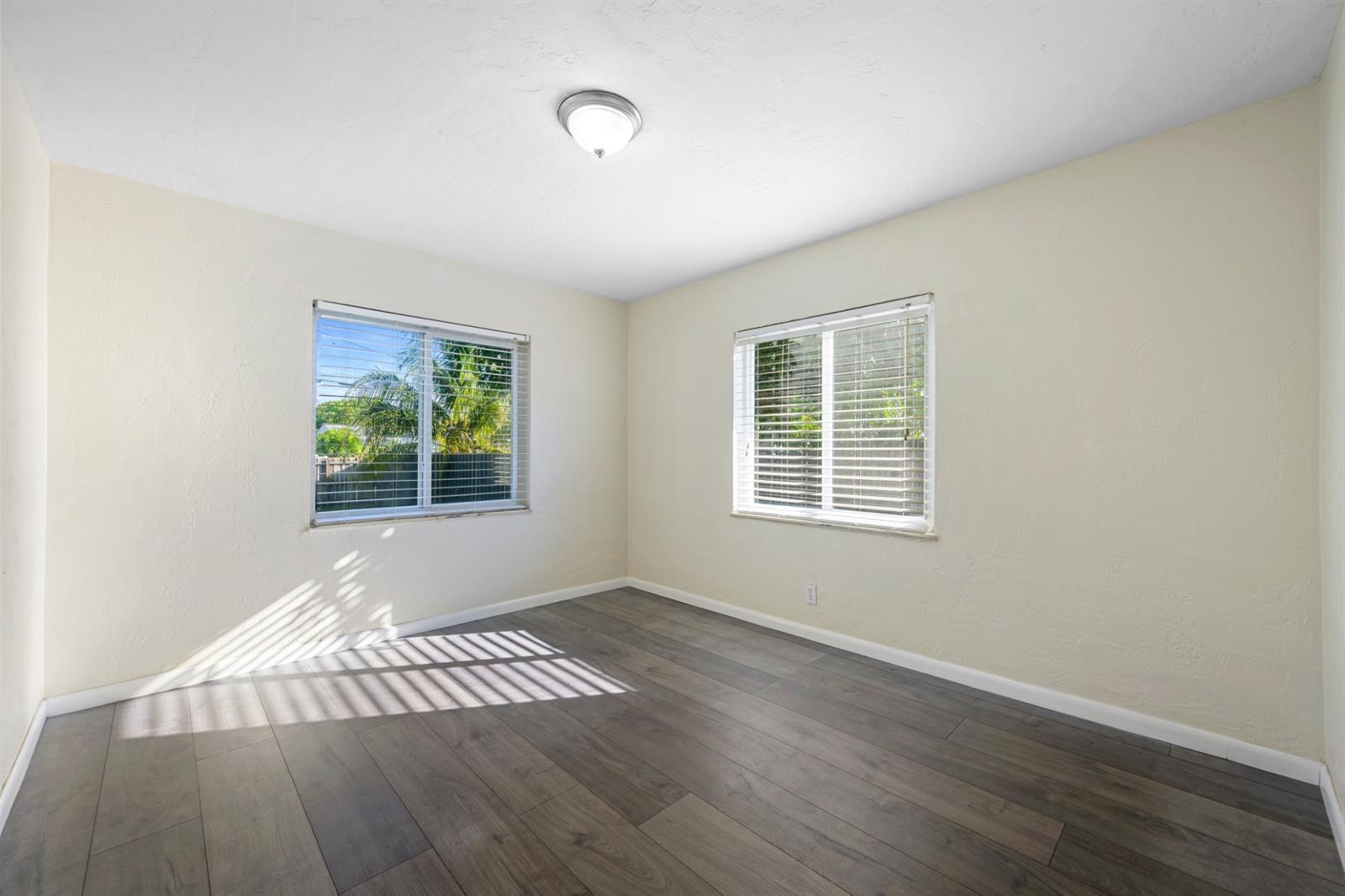 Building Photo - 1535 Plunkett St