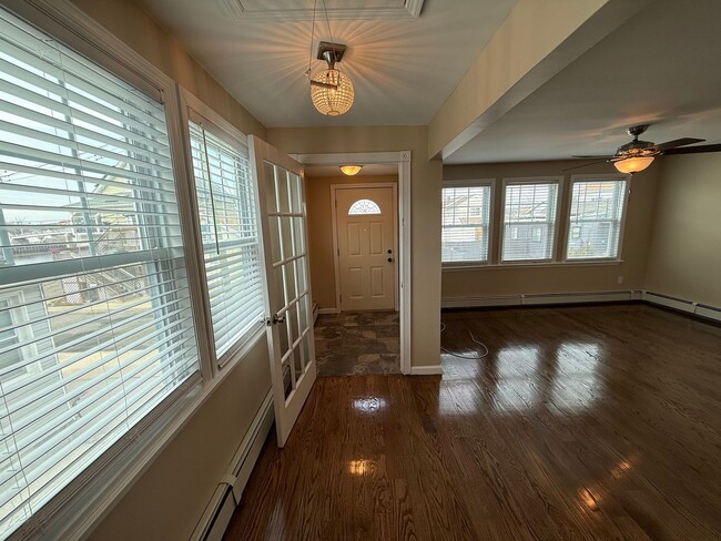 Building Photo - Mint 2 Bed/2 Bath Single-Family Home in Howard Beach!