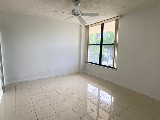 Building Photo - 11 Royal Palm Way