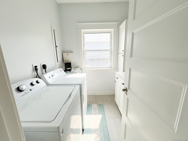 Building Photo - 33 Melba St
