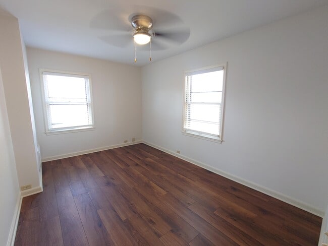 Building Photo - 3200 E Hampshire St