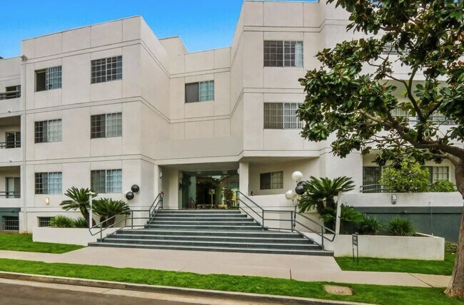 Building Photo - 3144 S Canfield Ave