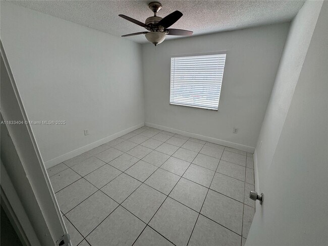 Building Photo - 921 W 80th Pl