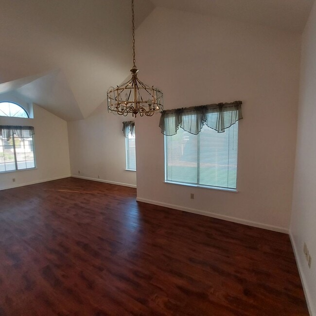 Building Photo - Nice 3bed and 2 bath home; excellent Roseville location