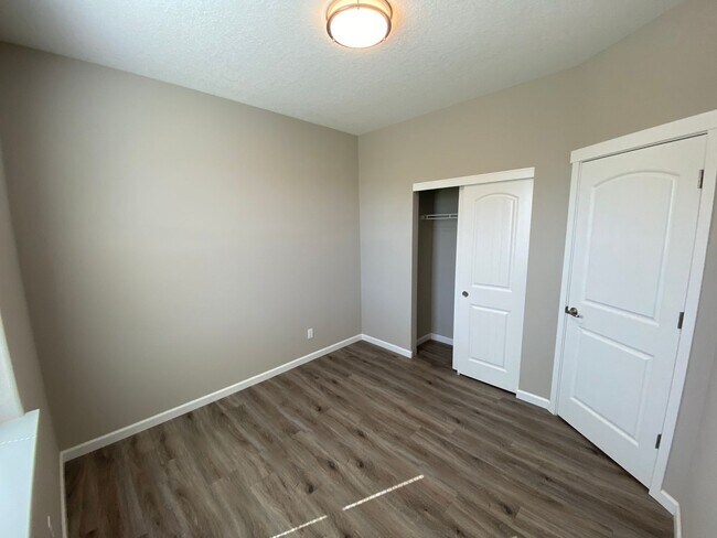 Building Photo - 556
