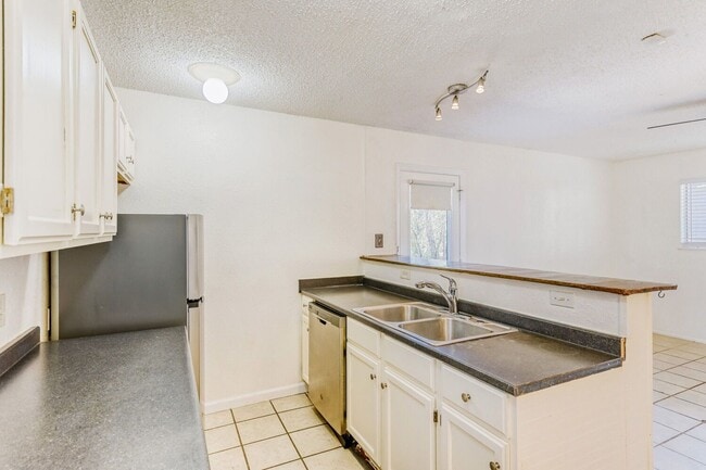 Building Photo - 2928 E 12th St