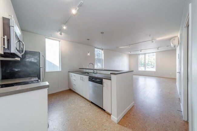 Building Photo - Chic 2BR/1.5BA Townhome Apartment in North...