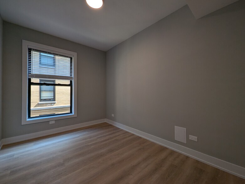 Building Photo - 423 W Belden Ave