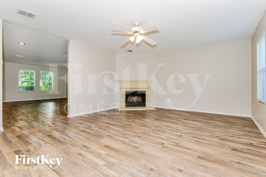 Building Photo - 2801 Spencer Cir