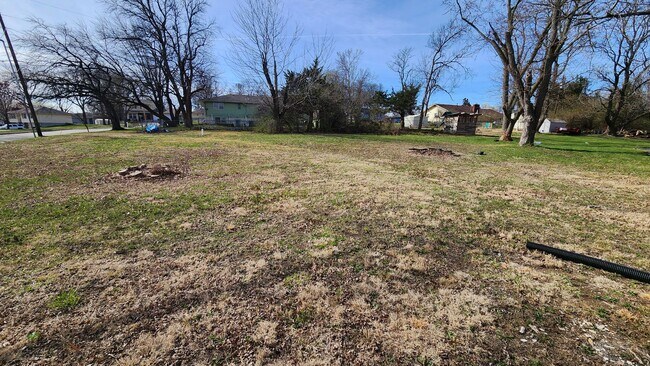 Building Photo - Beautiful, big 3BR rancher with 2 car gar near Lake Shawnee!