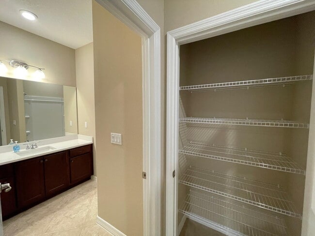 Building Photo - ***Move-In Special: 2 Weeks Free Rent! | B...