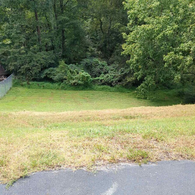 Building Photo - 493 Westcrest Dr