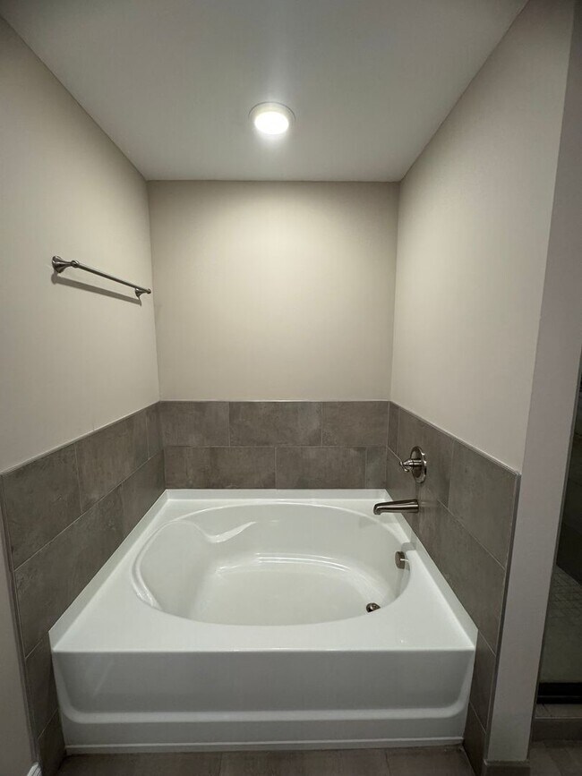 Building Photo - Stunning 4-Bedroom, 3-Bathroom Home – A Mu...
