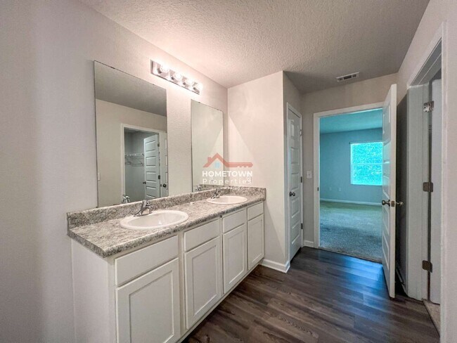 Building Photo - 5257 Peach Dr
