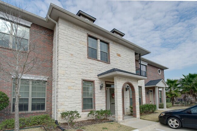 Building Photo - Spacious 3 Bed, 3.5 Bath Condo in Great Community!