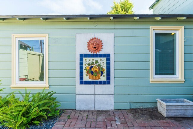 Building Photo - Classic Hermosa Beach Home!