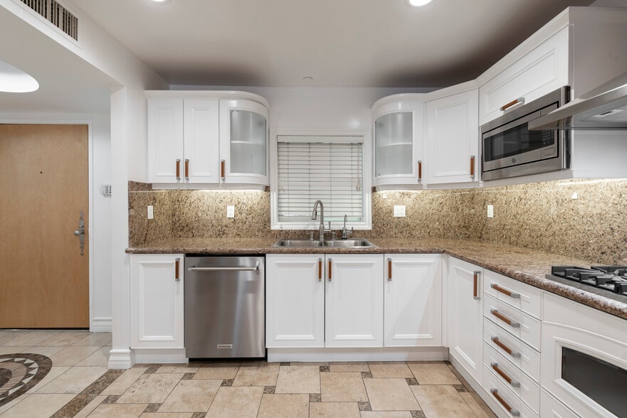 Building Photo - 123 S Clark Dr