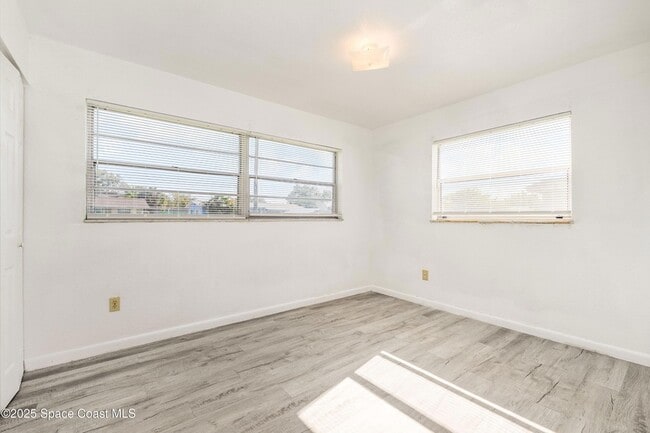 Building Photo - 557 Cox St