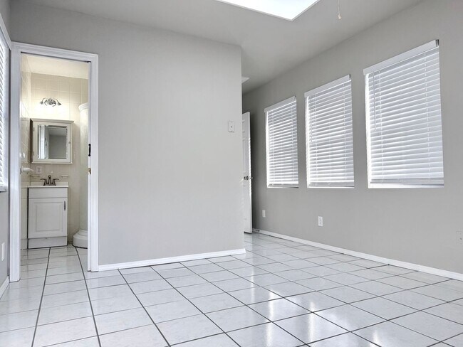 Building Photo - Large 4BD 2BA Home w/ Bonus Room close to Oklahoma City University!!