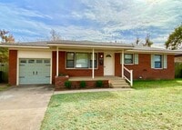 Building Photo - 3 Bed 1 bath with Huge Backyard!!