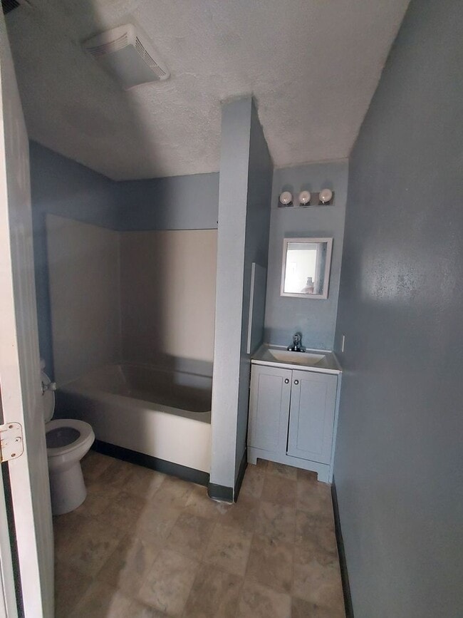 Building Photo - Spacious 3BD