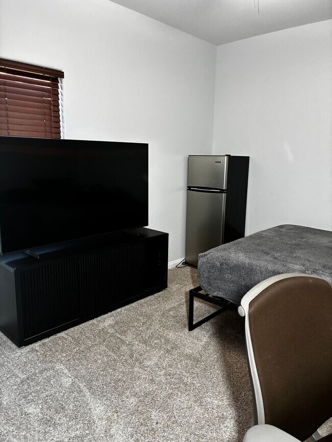 Building Photo - $500 Move-In Special! Furnished 4-Bed Home...