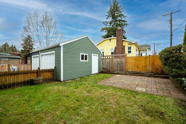 Building Photo - Charming 3 Bedroom/2 Bath Craftsman Home for Lease in Phinney/Greenlake