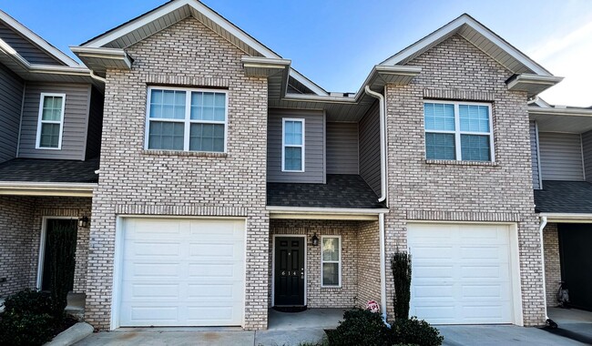 Building Photo - Cozy 3 bedroom, 2 1/2 bathroom townhome in...