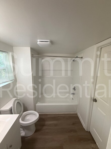 Building Photo - 604 Betty St