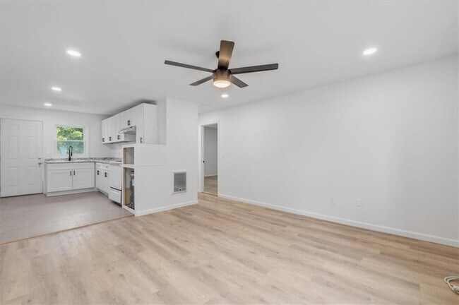 Building Photo - 610 N College Dr