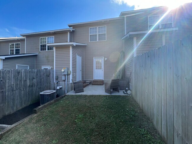 Building Photo - Beautiful 2 Bedroom 2 1/2 bath townhouse with fenced in back yard. Minutes away from Camp Lejeune...