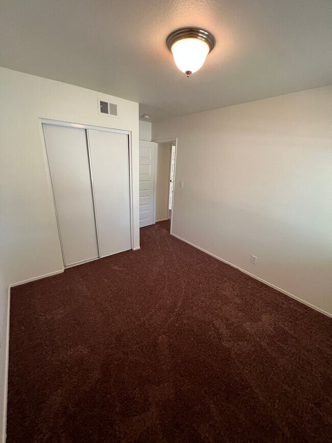 Building Photo - FOR RENT 3+1 IN SIMI VALLEY