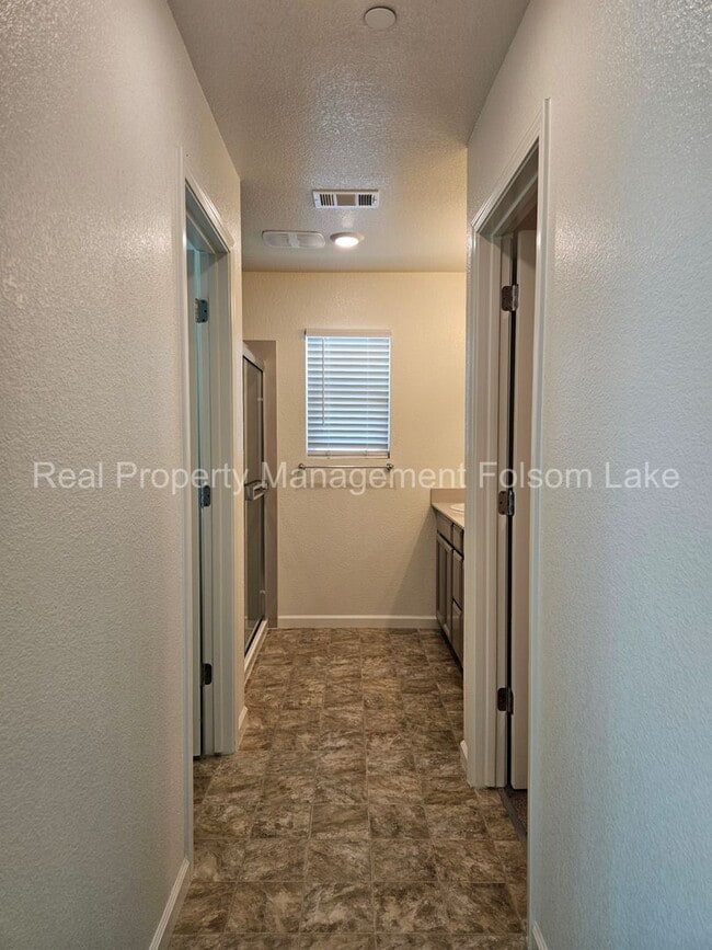 Building Photo - 4bd 2.5ba Home in the desirable Parkbridge...