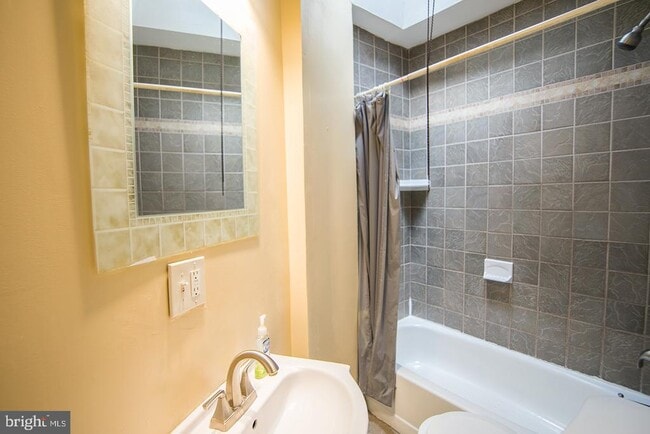 Building Photo - 2500 E Oakdale St