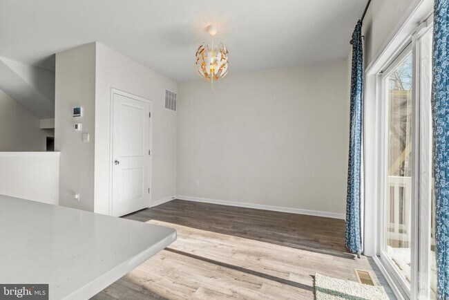 Building Photo - 14 Lilac Cir