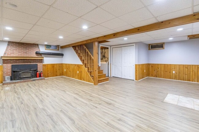 Building Photo - 3 Bedroom, 2 Bathroom home with Finished B...