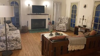 Building Photo - 1549 Rendall Pl