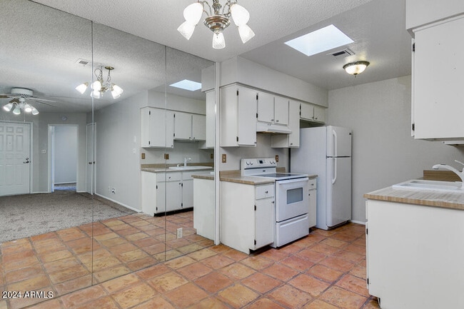 Building Photo - 195 N Cottonwood St