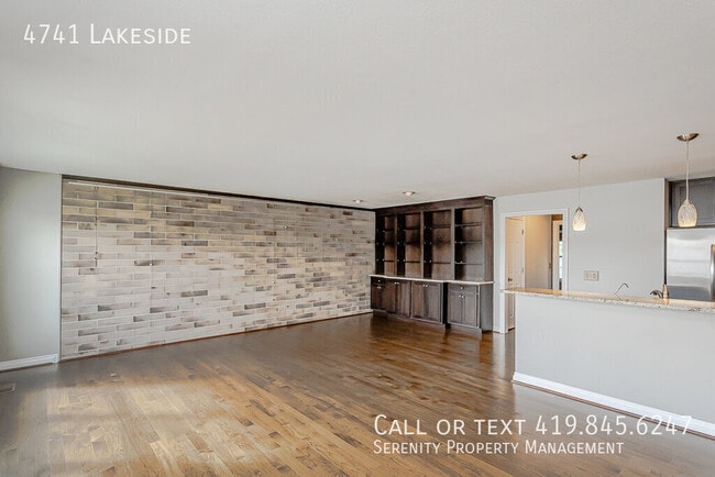 Building Photo - 4741 Lakeside-