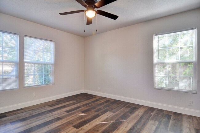 Building Photo - 3 bed 2 bath